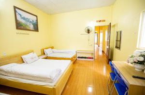 Zimmer mit 2 Betten und Flur in der Unterkunft Nhà Nghỉ Thu Nụ in Mèo Vạc