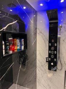 La salle de bains est pourvue d'une douche et d'un téléphone mural. dans l'établissement Exclusive Apartments South Kensington, à Londres 32 autres photos