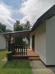 a porch with a roof on a house at Vadása Nyaraló in Hegyhátszentjakab