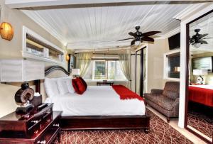 Dormitorio principal con cama y sofá en Villa Roma at the Retreat in Laguna Beach en Laguna Beach