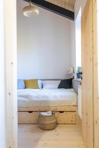 małą sypialnię z łóżkiem w pokoju w obiekcie Vila Vlasta Apt. #401 w mieście Stary Smokovec