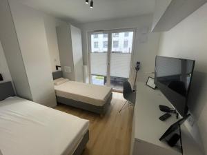 Cette petite chambre comprend deux lits et un bureau. dans l'établissement APARTAMENT 4 bed 2 room WARSAW, à Varsovie