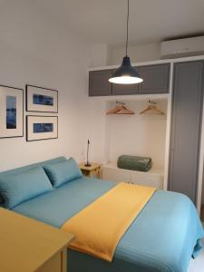 1 dormitorio con 1 cama con manta amarilla y azul en Alfareria Ocho, en Sevilla