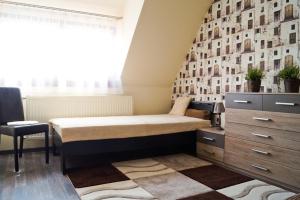 Postel nebo postele na pokoji v ubytování Boróka Apartman Lenti