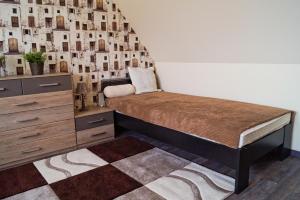 Postel nebo postele na pokoji v ubytování Boróka Apartman Lenti