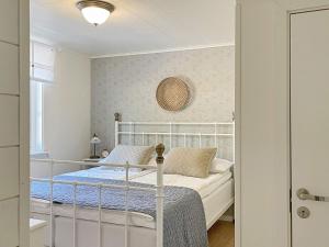 Henån的住宿－Holiday home UDDEVALLA XXXV，卧室配有白色的床和窗户。