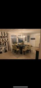 comedor con mesa y sillas en Comfy Cozy Room in beautiful home, en Luleå