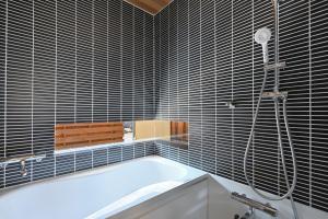Koupelna v ubytování 日本の伝統旅館 かんなから 1日1組限定貸切