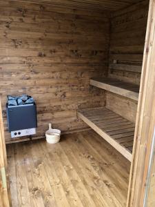 Le Loft de la Grange : كابينة خشبية فارغة فيها تلفزيون وحوض استحمام