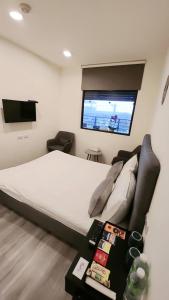 een slaapkamer met een groot bed en een raam bij Stay if you wish Homestay in Jiufen
