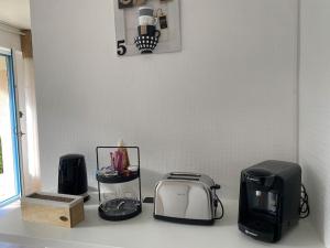 a counter with a toaster and a toaster and a toaster at Proche St-Malo, plages, appart 50m2 avec jardin in Dinard