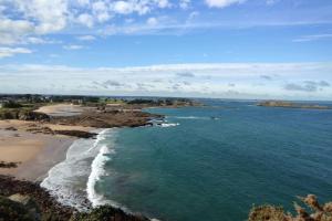 Zdjęcie z galerii obiektu Proche St-Malo, plages, appart 50m2 avec jardin w mieście Dinard