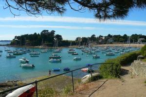 Zdjęcie z galerii obiektu Proche St-Malo, plages, appart 50m2 avec jardin w mieście Dinard