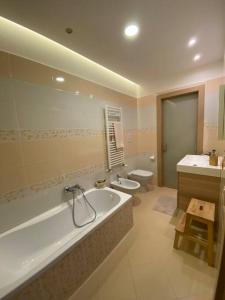 uma casa de banho com uma banheira, um WC e um lavatório. em Appartamento al mare - Porto Recanati em Porto Recanati