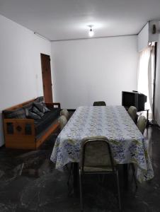 Habitación con mesa con sillas y cama en Departamento en Mendoza Capital en Mendoza