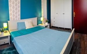 Llit o llits en una habitació de Boróka Apartman Lenti