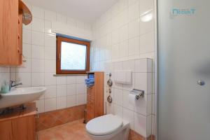 a bathroom with a toilet and a sink at Ferienwohnung Tor zum Spessart in Wächtersbach