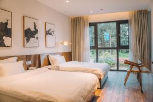 Postel nebo postele na pokoji v ubytování Zhangjiajie National Park Nvue Resorts + 37 fotografií