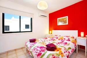 A bed or beds in a room at Casa Dos Angeles - Charming Retreat 2 Bedrooms Még 11 kép