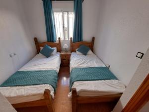 Postel nebo postele na pokoji v ubytování Orihuela - Sleeps 6 - Parking - Pool - PetFriendly + 31 fotografií