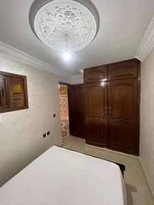a bedroom with a bed and a ceiling at Fully equipped ground floor apartment in Safi