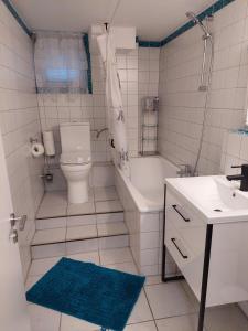 La salle de bains est pourvue de toilettes, d'une baignoire et d'un lavabo. dans l'établissement Wohnung im Dreistädteeck, à Nuremberg