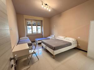 um pequeno quarto com 2 camas e uma janela em Giramondo apartment centrale em Milão