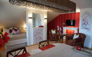 Una habitación de hotel con una cama, una mesa y sillas. en Apartments der "Alten Apotheke" Prerow, en Prerow