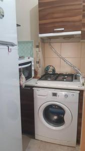 eine Küche mit einer Waschmaschine und einer Mikrowelle in der Unterkunft Cosy and fully furnished 2 bedroom apartment in Istanbul