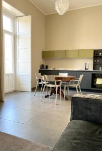 A kitchen or kitchenette at Catania Rooms