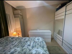 ein Schlafzimmer mit einem Bett, einer Kommode und einer Kommode in der Unterkunft Cosy and fully furnished 2 bedroom apartment in Istanbul