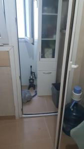 une porte donnant sur une salle de bains avec un chat posé au sol dans l'établissement Cosy and fully furnished 2 bedroom apartment, à Istanbul