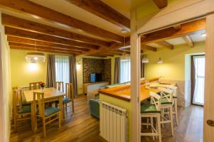 eine Küche und ein Esszimmer mit Tisch und Stühlen in der Unterkunft Apartamentos Casona del Campo in Navia