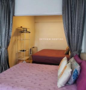 1 dormitorio con 2 camas y cortinas grises en 5-6 PAX Family Room Skyview Golden Hills, Genting Highlands en Genting Highlands