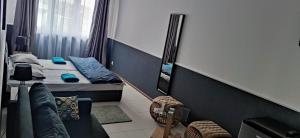 mały pokój z 2 łóżkami i lustrem w obiekcie Pokoje KRASKA 36 w mieście Łomża