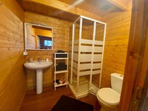 een kleine badkamer met een wastafel en een toilet bij CabanaLanz, Cabañas en Lanzarote in San Bartolomé