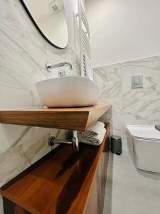 A bathroom at Catania Rooms Még 37 kép