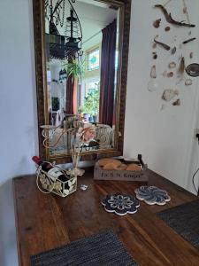 Limmenにあるaan de schulpvaartの鏡と木製テーブル付きの部屋