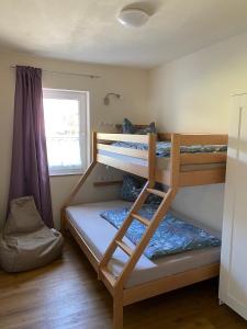 2 łóżka piętrowe w pokoju z oknem w obiekcie Ferienhaus Ute w mieście Weissbriach