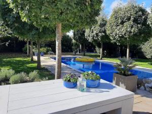 Bazén v ubytování luxe villa met privé zwembad en jacuzzi nebo v jeho okolí