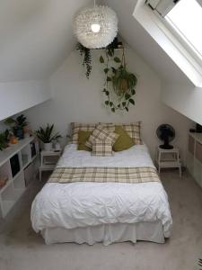 um quarto com uma cama grande num sótão em Lytham Luxury em Saint Annes on the Sea