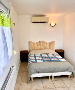 een slaapkamer met een bed en een raam bij Chevrerie des Oliviers in Saint-Georges-sur-Allier