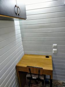 Cette chambre comprend un bureau en bois et une chaise. dans l'établissement Tiny White Home (Self Check-In), à Bucarest