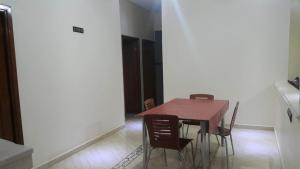 ein Esszimmer mit einem Tisch und Stühlen in der Unterkunft Appart el bassatine pr famille in Meknès