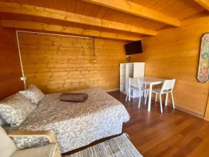 1 dormitorio con 1 cama y 1 mesa con sillas en CabanaLanz, Cabañas en Lanzarote, en San Bartolomé