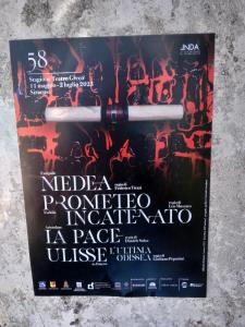 une affiche pour le film meega pomeria incognito la packilla dans l'établissement Lo scorcio della Neapolis Accogliente appartamento pressi parco Neapolis, à Syracuse