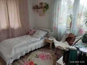 a bedroom with a bed and a chair and a window at gemütliches Einzelzimmer, nur Übernachtung, check in bis 0 Uhr in Brake Zwei