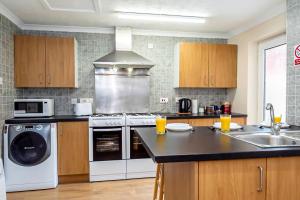 a kitchen with a stove and a dishwasher at Shirley House 4, Guest House, Self Catering, Self Check in with smart locks, use of Fully Equipped Kitchen, close to City Centre, Ideal for Longer Stays, Excellent Transport Links in Southampton