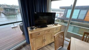 TV a/nebo společenská místnost v ubytování Hausboote am Bärwalder See Traumhaus-mieten