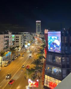 カサブランカにあるZEN Suites Hotel Massiraの車道夜間の街路